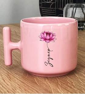 Kişiye Özel Nilüfer ve İsim Yazılı Hediye Pastel T Kupa Çiçek Desenli (Pembe)