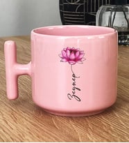 Kişiye Özel Nilüfer ve İsim Yazılı Hediye Pastel T Kupa Çiçek Desenli (Pembe)