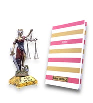 Kişiye Özel İsimli Hediye Seti, Gold Mermer Tasarımlı Kaideli Adalet Heykeli ve Defter (Model 2)