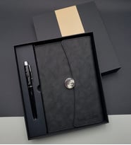 Kişiye Özel Premium Çantalı Deri Defter Kalem Hediye Seti & İsim Baskılı Deri Ajanda Kalem & İsme Özel Kalem Defter (Siyah)