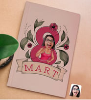 BK Gift 8 Mart Karikatürlü Sert Kapaklı Pudra Pembesi Lastikli Defter , Arkadaşa Hediye, Yeni İş Hediyesi, Doğum Günü Hediyesi (Model 2)