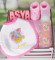 eJOYA Ahşap Sandıkta Kişiye Özel Önlük Biberon Taş İsimlik Ve Patik Bebek Hediye Seti 109533 (Mavi)