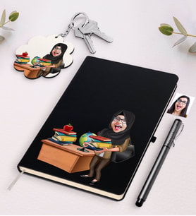 BK Gift Kişiye Özel Bayan Öğretmen Karikatürlü Beyaz Defter Kalem Ve Anahtarlık Hediye Seti-8 (Model 2)