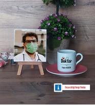 Doktor Fotoğraflı Dekoratif Taş, Ahşap Altlıklı Türk Kahvesi Fincanı Hediye Tıp Bayramı Hediyesi Doktora Hediye (Model 6)