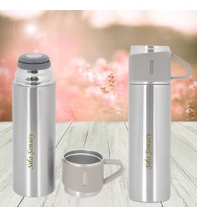 HEDİYESİ BİZDEN KİŞİYE ÖZEL İSİM BASKILI BARDAKLI TUTMA KULPLU PASLANMAZ ÇELİK TERMOS 500 ML (Gümüş)