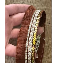 ETNİK NAKIŞ İŞLEME PÜSKÜLLÜ PUL PAYETLİ ŞERİT DİKİŞ GİYİM HOBİ AKSESUARI EN 3 CM (1 METRE ) (Kahverengi)