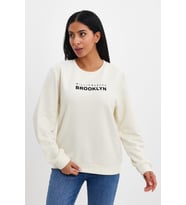 Kadın Bisiklet Yaka Rahat Kalıp 3 iplik Kalın Brooklyn Baskılı Sweatshirt SPR24swk29 (Ekru)