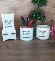 İyi Ki Varsın Dayı Hediye Sepeti Kupa Bardak T Kulplu, Kalemlik ve Ahşap Telefon Standı Dayıya Doğum Günü Hediyesi (Model 4)