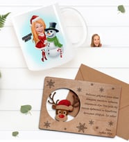 BK Gift Kişiye Özel Mutlu Yıllar Karikatürlü Kupa Bardak ve Retro Ahşap Yılbaşı Tebrik Kartı Hediye Seti-1 (Beyaz)