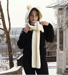 Peluş Konfor: Kapşonlu Welsoft Peluş Bere - Atkılı - Polar Boyunluk Şalı (Krem)