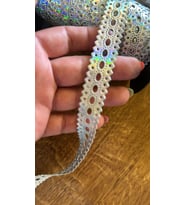 DERİ GÖRÜNÜMLÜ DESENLİ PARLAK ŞERİT DİKİŞ APLİKE EN 2 CM (1 METRE) (Gümüş)
