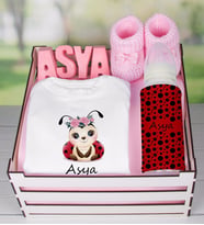 eJOYA Ahşap Sandıkta Kişiye Özel Zıbın Biberon Taş İsimlik Ve Patik Bebek Hediye Seti 109495 (Mavi)