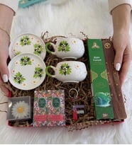 %100 El Yapımı Yeşil Çiğdem Çiçeği Tabaklı Fincan & harf anahtarlık & papaya mum & tütsü seti & kokulu mendil (Haki)