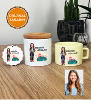 Kişiye Özel Karikatürlü Paramedik Hediye Seti Pastel Fincan, Kalemlik, Anahtarlık Kadın Paramediğe Tıp Bayramı Hediyesi (Sarı)