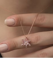 925 Ayar Gümüş Taşlı Lotus Çiçeği Kadın Kolye (Pembe)