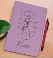 BK Gift Kişiye Özel İsimli Lila Sert Kapaklı Defter ve Tükenmez Kalem Seti, Arkadaşa Hediye, Yeni İş Hediyesi, Doğum Günü Hediyesi (Model 6)
