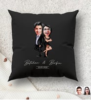 BK Gift Kişiye Özel Sevgililer Karikatürlü Premium Kumaş Siyah Kırlent Yastık, Ev Hediyesi, Ev Dekorasyonu, Kişiselleştirilmiş Yastık, Dekoratif Hediye (Model 6)