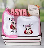 eJOYA Ahşap Sandıkta Kişiye Özel Zıbın Önlük Ve Taş İsimlik Bebek Hediye Seti 109448 (Pembe)