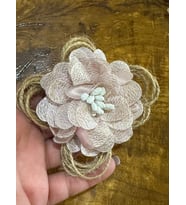 8X8 CM HASIR KABARTMA ÇİÇEKLİ İĞNELİ BROŞ YKA İĞNESİ (Pudra)