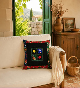Siyah-Yama İşi, Kırçiçeği Nakışlı, El Emeği Dekoratif Kırlent Kılıfı 40x40 cm