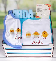 eJOYA Ahşap Sandıkta Kişiye Özel Zıbın Önlük Ve Taş İsimlik Bebek Hediye Seti 109453 (Mavi)