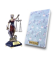 Kişiye Özel İsimli Hediye Seti, Siyah Mermer Tasarımlı Kaideli Adalet Heykeli ve Defter (Model 3)