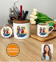 Kişiye Özel Karikatürlü Kuaför Hediye Seti Türk Kahvesi Fincanı, Kalemlik, Anahtarlık Kadın Kuaföre Hediye (Ahşap)