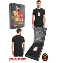 Galatasaray Orijinal Lisanslı  Arma T-Shirt Kişiye Özel Metin Oktay Baskılı Ahşap Kutulu (Siyah)