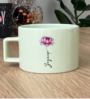 Kişiye Özel Nilüfer ve İsim Yazılı Hediye Pastel Fincan Çiçek Desenli (Yeşil)