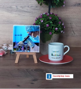 Laborant Fotoğraflı Dekoratif Taş, Ahşap Altlıklı Türk Kahvesi Fincanı Hediye (Model 8)