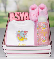 eJOYA Ahşap Sandıkta Kişiye Özel Zıbın Biberon Taş İsimlik Ve Patik Bebek Hediye Seti 109509 (Mavi)