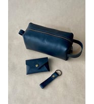 ALESTA LEATHER İsme Özel El Yapımı Hakiki Deri 3'lü Erkek Hediye Seti - El Çantası, Zarf Tipi Kartlık, Anahtarlık (Siyah)