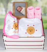 eJOYA Ahşap Sandıkta Kişiye Özel Zıbın Önlük Fotoğraf Çerçevesi Ve Patik Bebek Hediye Seti 109419 (Model 2)
