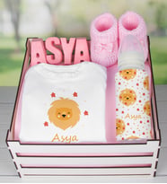 eJOYA Ahşap Sandıkta Kişiye Özel Zıbın Biberon Taş İsimlik Ve Patik Bebek Hediye Seti 109515 (Pembe)