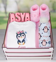 eJOYA Ahşap Sandıkta Kişiye Özel Zıbın Biberon Taş İsimlik Ve Patik Bebek Hediye Seti 109505 (Pembe)