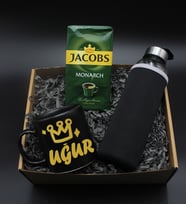 Sevgililer Gününe Özel H2O Kılıflı Cam Suluk& Kişiye Özel Baskılı Siyah Kupa & Jacobs Filtre Kahve Hediye Seti (Model 2)