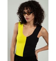 Sifu Tekstil İki Renkli Kadın Spor Askılı V Yaka Yığma Desen Triko Atlet Crop Top Bluz SFYZ1004 (Siyah-Sarı)