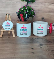 Kadın Doğum Uzmanı Hediye Sepeti Kupa Bardak T Kulplu, Kalemlik ve Anahtarlık Tıp Bayramı Hediyesi (Model 1)
