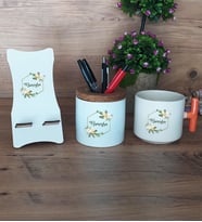 Kişiye Özel Çiçek Tasarımlı İsme Özel Hediye Sepeti Kupa Bardak T Kulplu, Kalemlik ve Ahşap Telefon Standı Arkadaşa Anneye Kız Kardeşe Ablaya Hediye (Model 7)