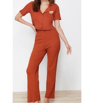 Tarz Rahat Kısa Kollu Boru Paça Düz Nakışlı Kaşkorse Örme Pijama Takımı (Tarçın)