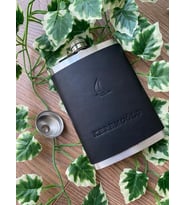 ALESTA LEATHER İsme Özel El Dikişi Hakiki Deri Kaplamalı Çelik Viski Kanyak Içki Matarası - 8oz 236ML (Siyah)
