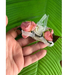 13X5 CM RENKLİ GÜLLÜ TASARIM BAHAR ÇİÇEKLİ BROŞ YAKA GİYİM AKSESUARI (Yavruağzı)