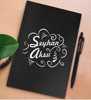BK Gift Kişiye Özel İsimli Siyah Sert Kapaklı Defter ve Tükenmez Kalem Seti, Arkadaşa Hediye, Yeni İş Hediyesi, Doğum Günü Hediyesi (Model 17)