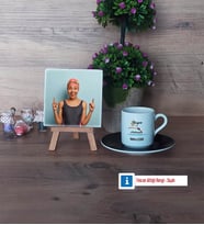 Kadın Yüzme Antrenörü Fotoğraflı Dekoratif Taş, Ahşap Altlıklı Türk Kahvesi Fincanı Hediye (Model 7)