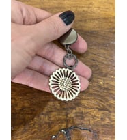 BAMBU OYMA AHŞAP BROŞ YAKA İĞNESİ GİYİM AKSESUARI 7X4 CM (Füme)