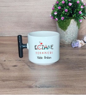 Eczane Teknikeri Hediye Sepeti Kupa Bardak T Kulplu, Kalemlik ve Ahşap Telefon Standı Eczacılar Günü Tıp Bayramı Hediyesi (Model 6)