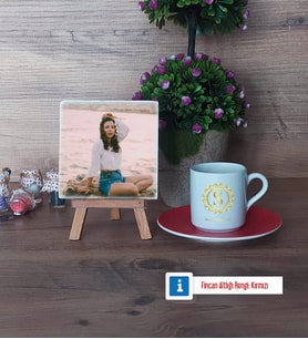 Gold Baş Harf Fotoğraflı Dekoratif Taş, Ahşap Altlıklı Türk Kahvesi Fincanı Hediye (Model 3)