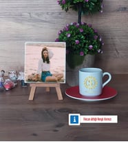 Gold Baş Harf Fotoğraflı Dekoratif Taş, Ahşap Altlıklı Türk Kahvesi Fincanı Hediye (Model 3)