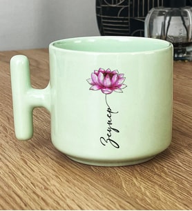 Kişiye Özel Nilüfer ve İsim Yazılı Hediye Pastel T Kupa Çiçek Desenli (Yeşil)