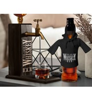 BK Gift Kişiye Özel Kabartma İsimli Musluklu Doğal Ahşap İçki Standı ve Siyah İçki Şişesi Tişörtü Hediye Seti, Home Bar, Viski Çeşmesi, Ahşap İçecek Çeşmesi (Model 12)